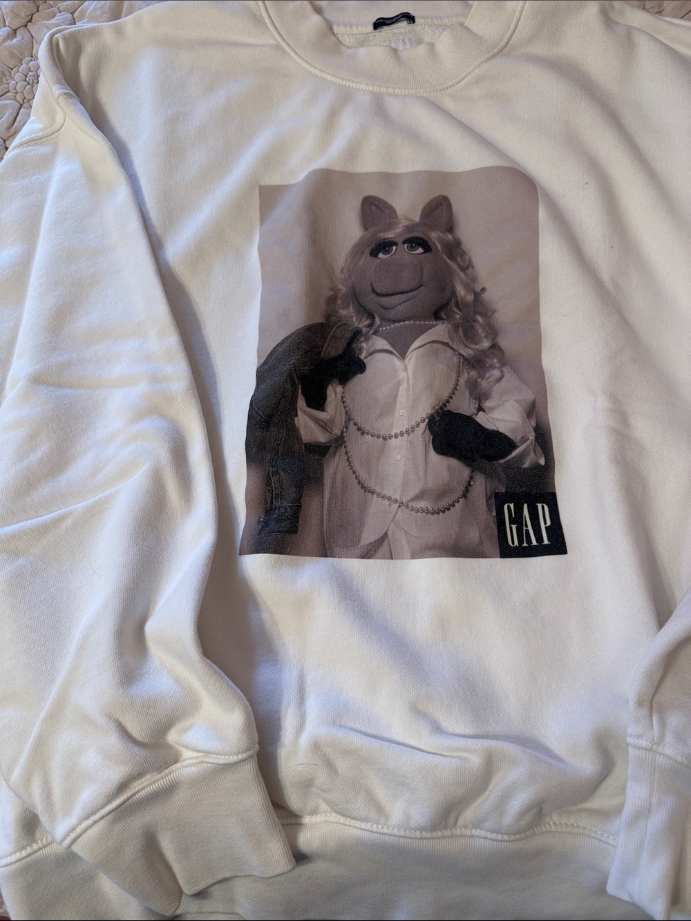 GAP x The Muppets White  Graphic Sweatshirt with Miss Piggy. Medium